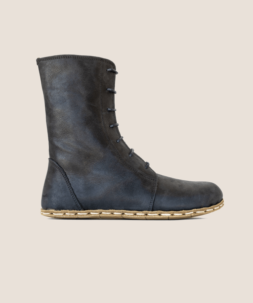 Black earthing boot for men, waxed pull-up leather, copper rivet sole — side view
